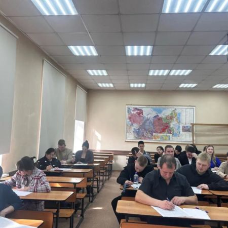 Знатоки земных недр взялись за буквы: студенты и преподаватели геологического факультета приняли участие в городском чемпионате «Иркутск многоклеточный-2026»