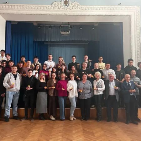 Романтика камня и свет свечей: на геологическом факультете прошёл вечер «День геолога при свечах»